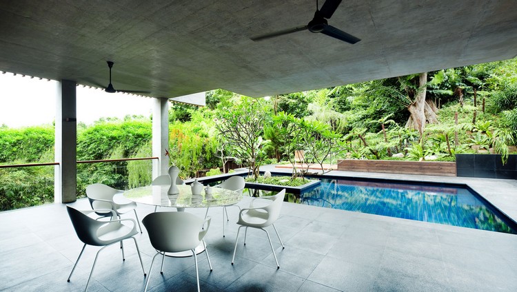 aménagement de jardin -piscine-moderne-chaises-blanches-table-ronde
