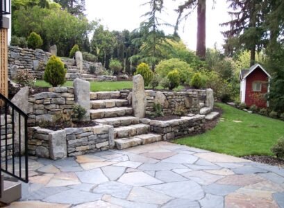 aménagement-jardin-pente-murs-soutènement-marches-pierre