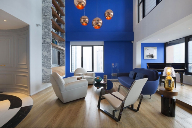 appartement cinq pièces luxe fauteils cuir canapé bleu lampes