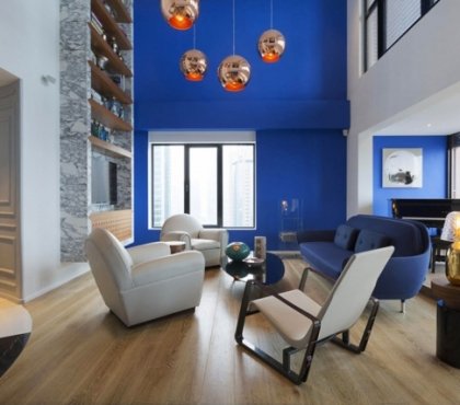 appartement-cinq-pièces-luxe-fauteils-cuir-canapé-bleu-lampes