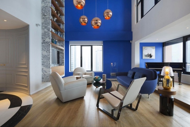 appartement-cinq-pièces-luxe-fauteils-cuir-canapé-bleu-lampes