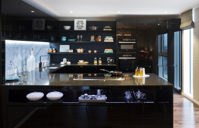 appartement de luxe cuisine moderne comptoir marbre four insert bois