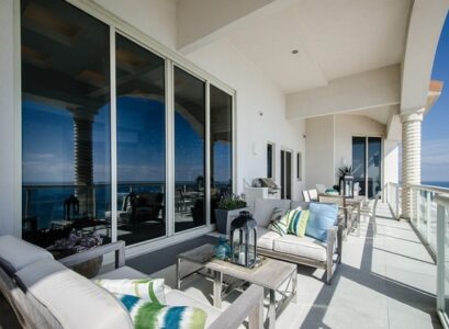 baies vitres meubles en blanc sur terrasse