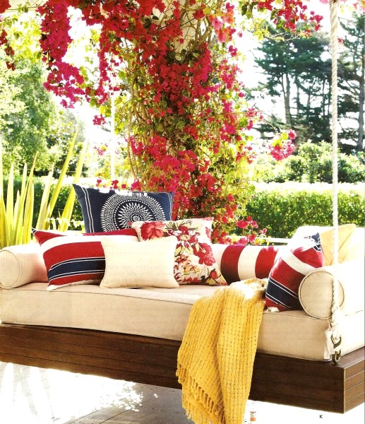 balancelle-de-jardin-lit-belle-decoration-sur-la-veranda