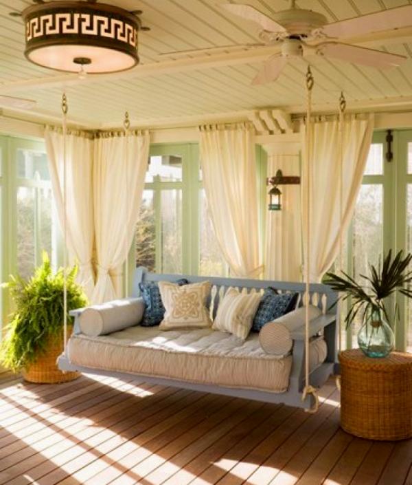 balancelle-de-jardin-lit-veranda-ensoillee