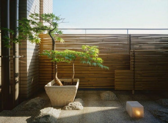 balcon-balustrade-bambou-bonsaï-pierre-bois