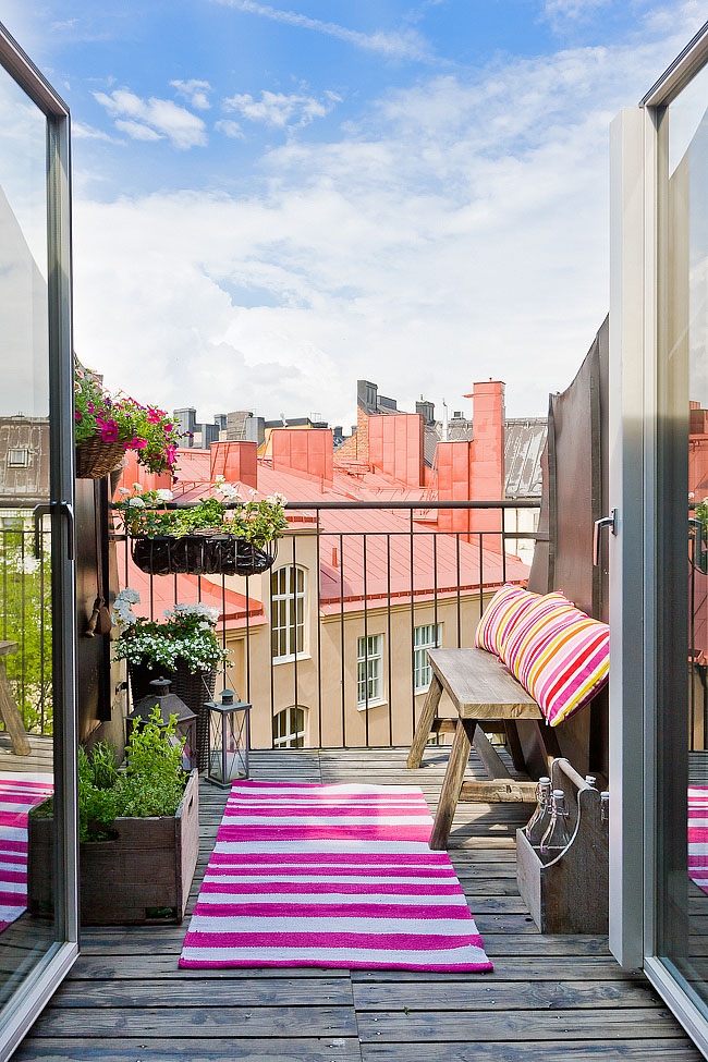 terrasses et patios balcon-coussins-tapis-rayure-rose-blanc-banc-bois
