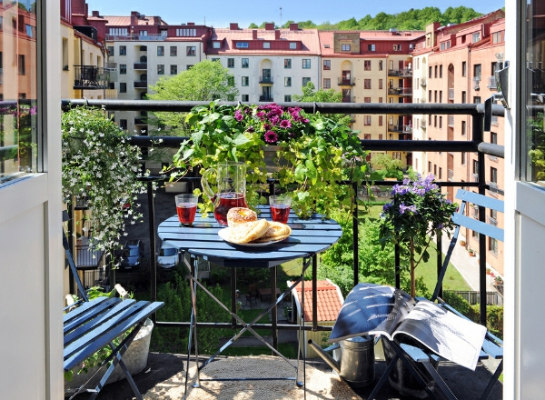 balcon-déco-meubles-bois-fleurs-plantes aménager un petit balcon