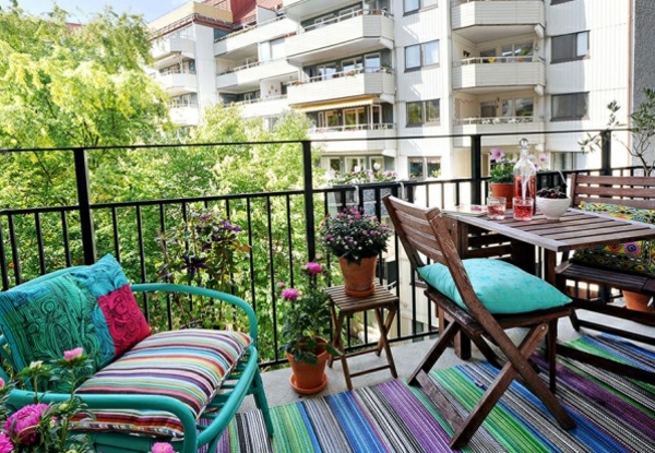 aménager un petit balcon balcon-meubles-coussins-tapis-bariolés-fleurs