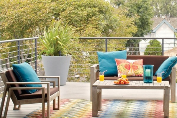 balcon-meubles-style-bois-coussins-bleus-tapis aménager un petit balcon
