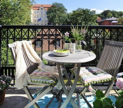 balcon-petit-décoration-table-chaises-géranium