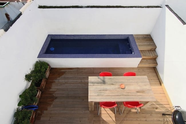 balcon-sol-bois-massif-piscine-extérieure