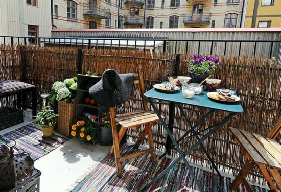 balcon-urbain-balustrade-bambou-mobilier-bois
