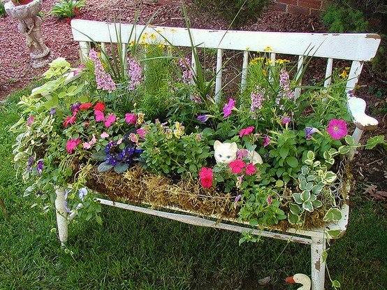 banc-ancien-blanc-fleurs-figure-chat-céramique