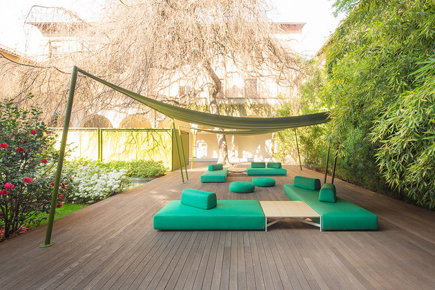 banc-canapé-vert-poufs-terrasse-design-innovatif