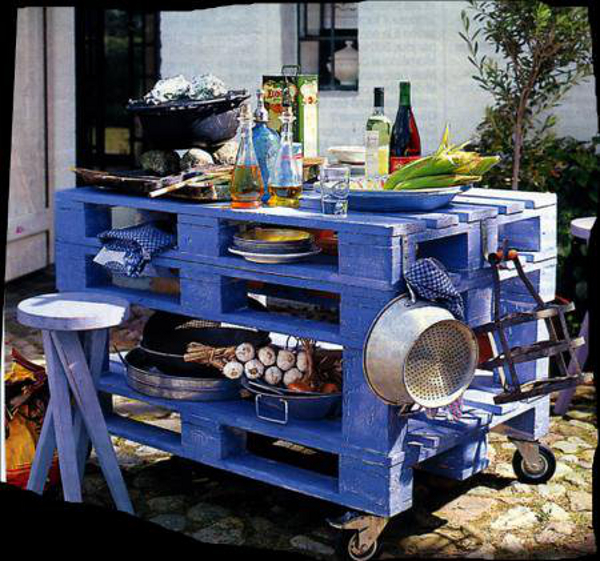 bar-cuisine-bleu-palettes-bois-roulettes palettes en bois dans le jardin