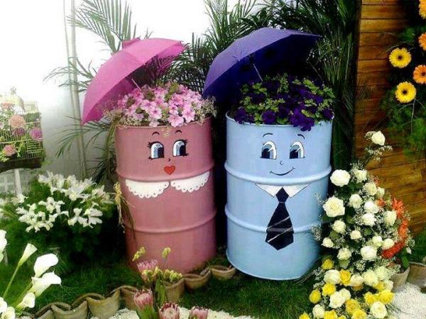 barils-acier-peints-pétunias-roses-parapluies-décoratives