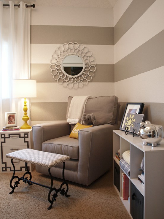 beige-blanc-papier-peint-canapé-beige-coussin-jaune