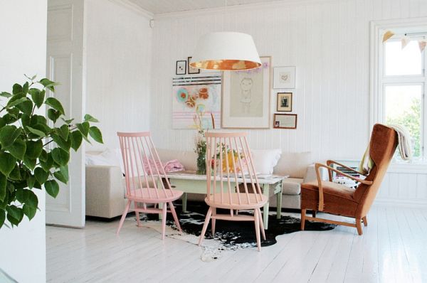 blanc-salle-séjour-chaises-rose-lustre-tapis tendances de couleurs