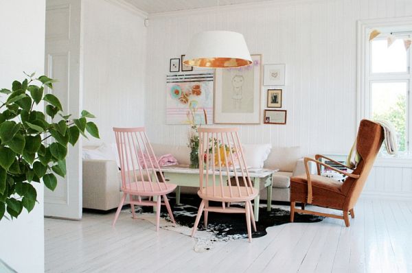 blanc-salle-séjour-chaises-rose-lustre-tapis