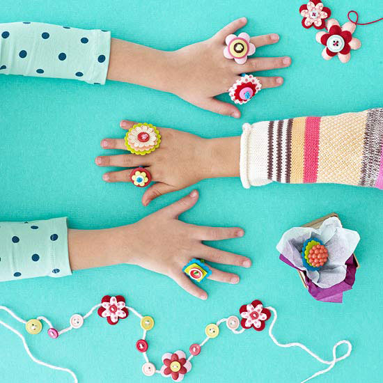 bricolage pour enfants faire-bijoux-maman