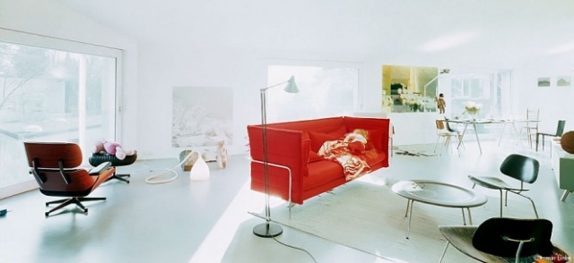canapé rouge table verre chaises plastiques
