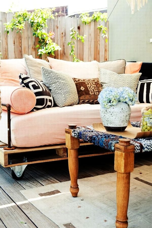 canapé confortable en palette en bois