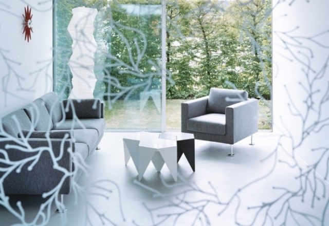 canapé-gris-clair-fauteuil-table-café
