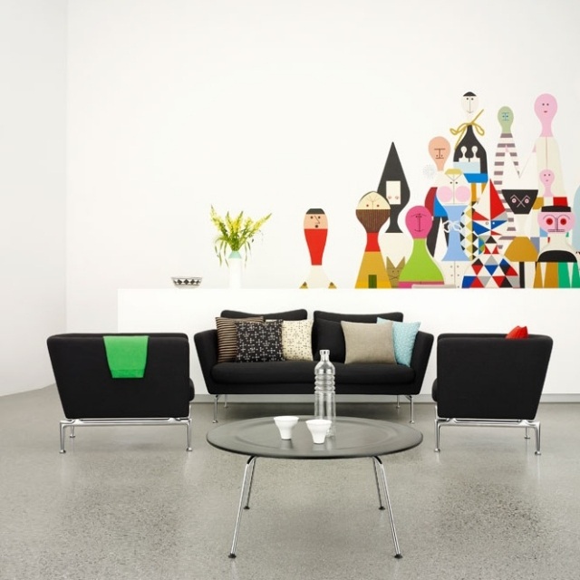 canapé-noir-fauteuils-coussins-multicolores-table-verre