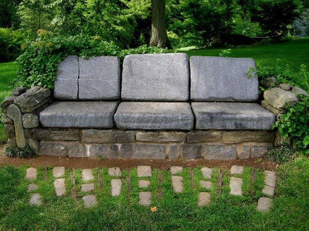 canapé-pierres-grises-décoration-jardin