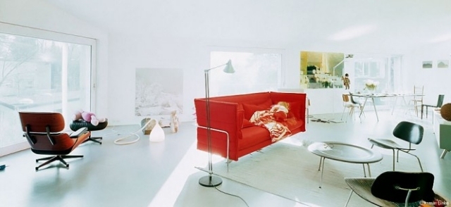 canapé-rouge-table-verre-chaises-plastiques