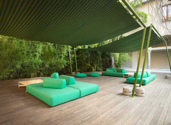 canapé-vert-coussins-lanternes-pergola-toile
