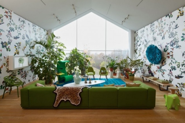 canapé-vert-grand-chaises-plastiques-plantes