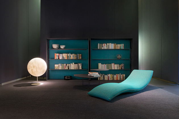 chaise-longue-turquoise-bibliothèque-lampe-design