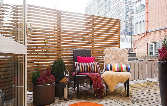 idées de décoration de balcon chaises-coussins-bariolés-déco-balcon-plantes