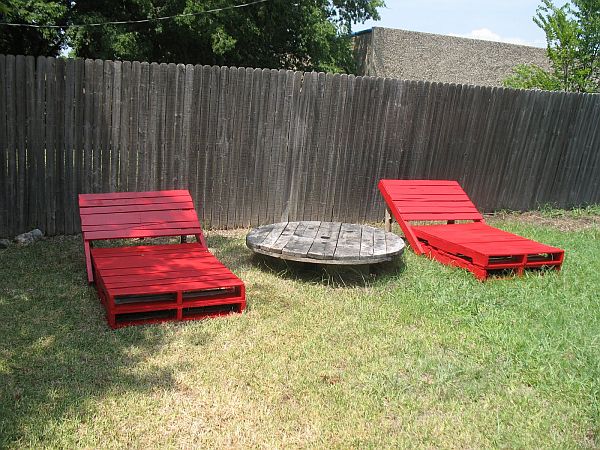 chaises longues en bois couleur rouge