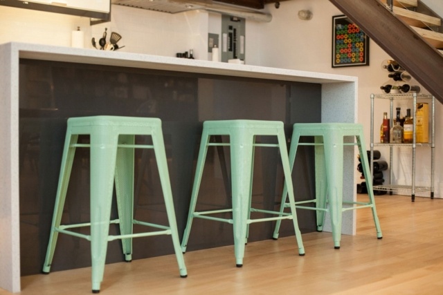 chaises-vert-menthe-cuisine-moderne-étagère-vin