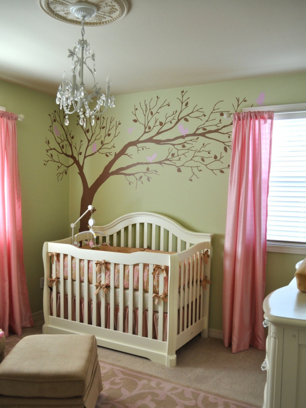 chambre-bébé-déco-murale-arbre-marron-crèche-blanche chambre de bébé