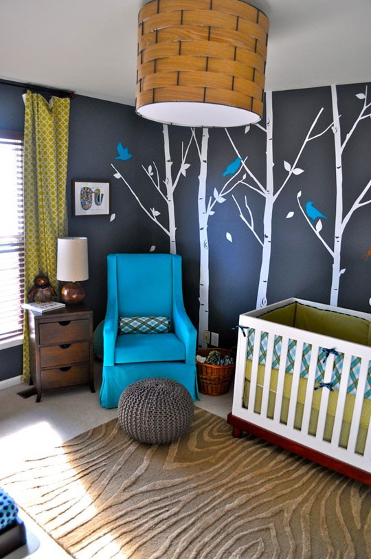 chambre-bébé-fauteuil-bleu-confortable-pouf-déco-murale chambre de bébé