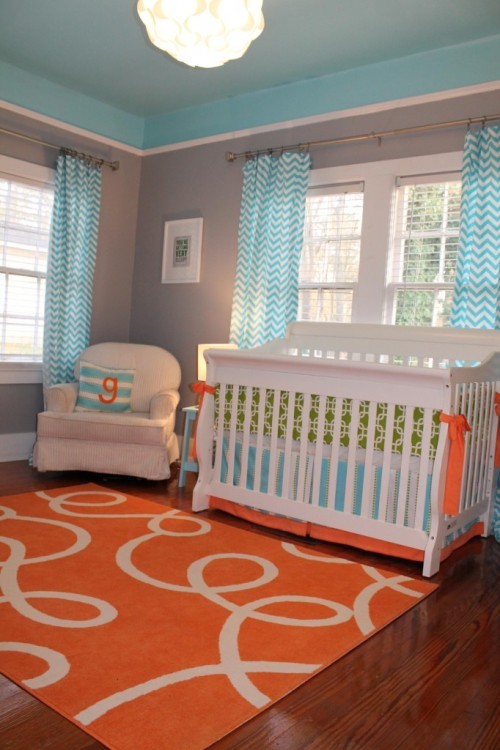 chambre-bébé-tapis-orange-rideaux-bleus-crèche-blanche