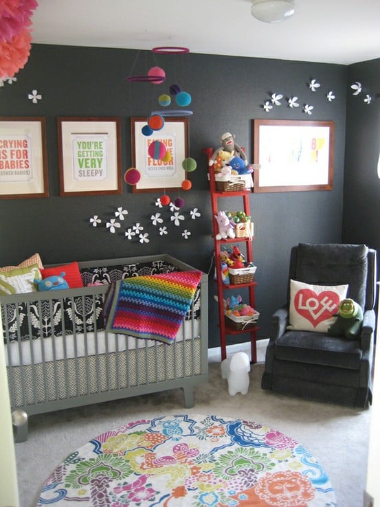 chambre-enfant-lampion-jouets-multicolores-coussins-tapis-bariolé