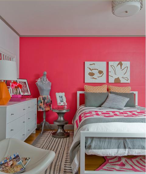 chambre-fille-ados-mur-rose-coussins-couette-couleur chambre d'une fille adolescente