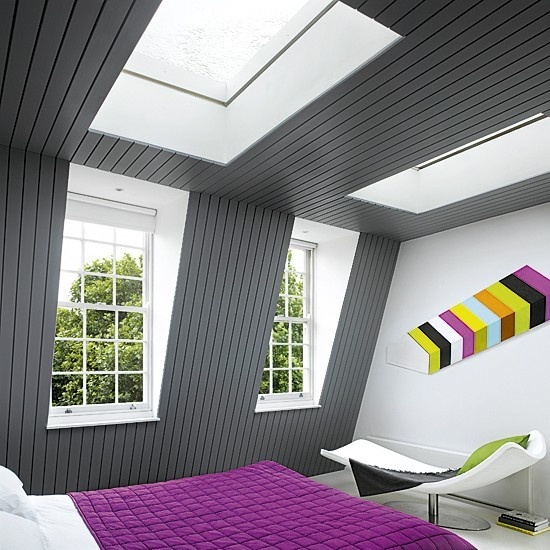 chambre sous les combles couleurs-contraste-gris-lilas-mur-incliné
