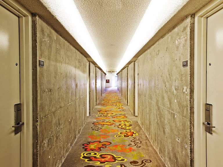 corridor murs beton tapis couleurs porte
