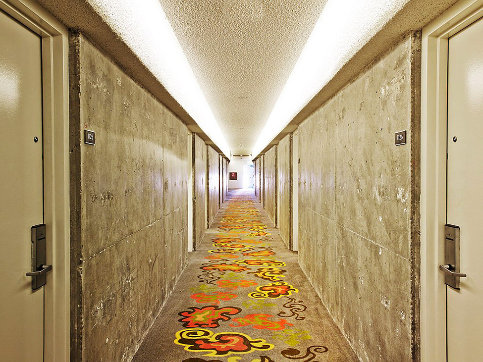corridor murs beton tapis couleurs porte