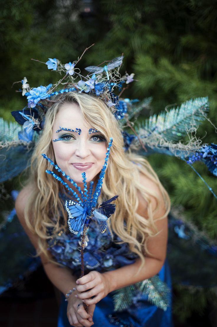 costumes-Halloween-femme-fée-papillons-couronne-fleurs-bleues