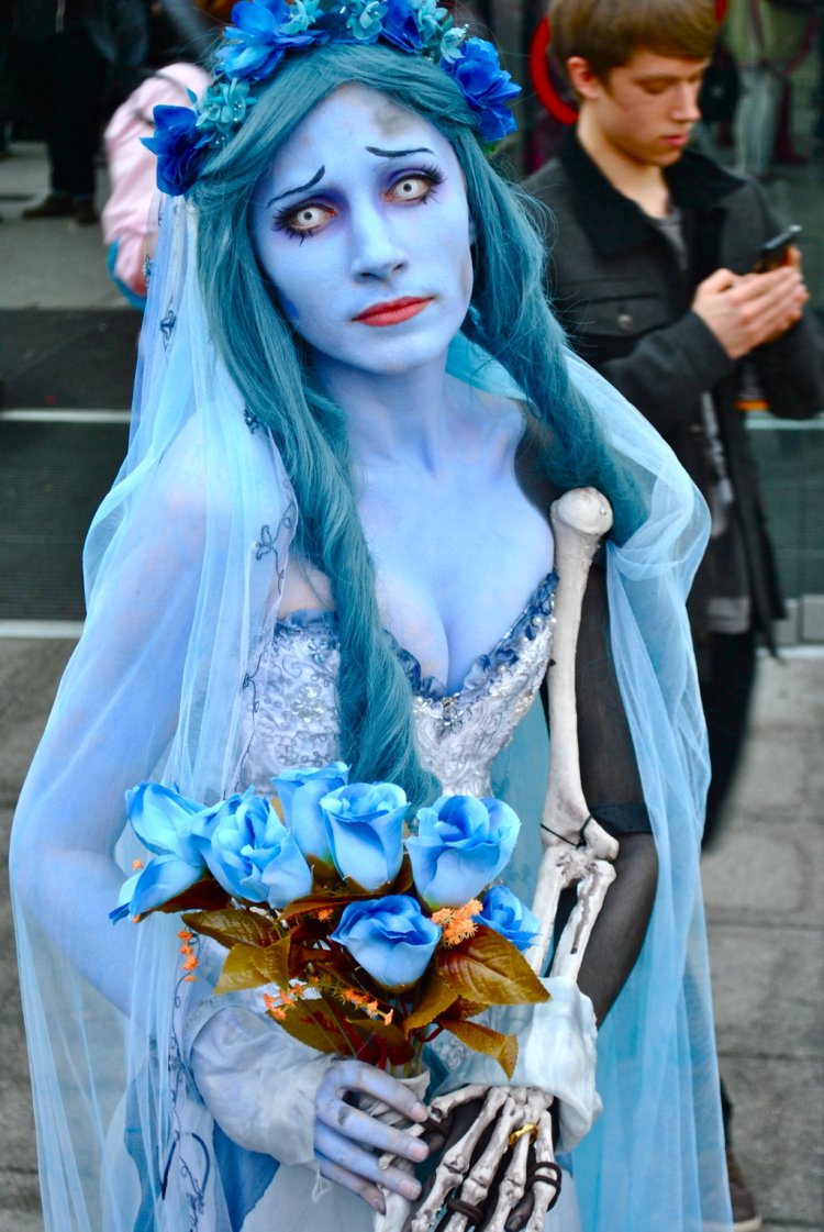 costumes-halloween-mariée-fantôme-bleu-maquillage-robe