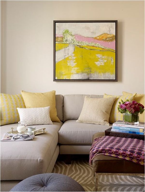 coussins-pastel-peinture-jaune-vive-canapé tendances de couleurs