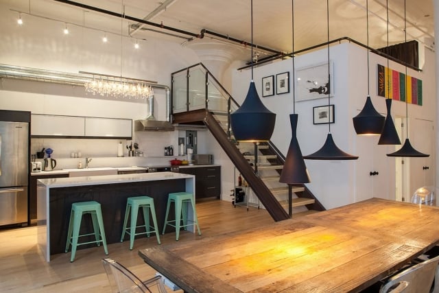 cuisine moderne îlot lampes suspendues table bois escaliers appartement de luxe moderne