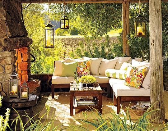 déco-banc-bois-coussins-blancs-table-marron décoration de jardin à petit prix